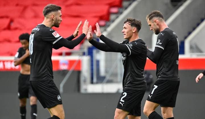 09.10.2025 - Fussball - Saison 2025 2026 - Testspiel Freundschaftsspiel Vorbereitungsspiel : 1. FC Heidenheim FCH - SpVgg Greuther Fürth ( Kleeblatt ) - - xwoxzix - Torjubel Jubel Freude nach Treffer Tor Torschuß zum 0:1 durch Lukas Reich (2, SpVgg Greuther Fürth ) - Felix Higl (18, SpVgg Greuther Fürth ) Lukas Reich (2, SpVgg Greuther Fürth ) Dennis Srbeny (7, SpVgg Greuther Fürth )