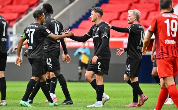 09.10.2025 - Fussball - Saison 2025 2026 - Testspiel Freundschaftsspiel Vorbereitungsspiel : 1. FC Heidenheim FCH - SpVgg Greuther Fürth ( Kleeblatt ) - - xwoxzix - Torjubel Jubel Freude nach Treffer Tor Torschuß zum 0:1 durch Lukas Reich (2, SpVgg Greuther Fürth ) - Julian Green (37, SpVgg Greuther Fürth ) Lukas Reich (2, SpVgg Greuther Fürth ) Jomaine Consbruch (14, SpVgg Greuther Fürth )