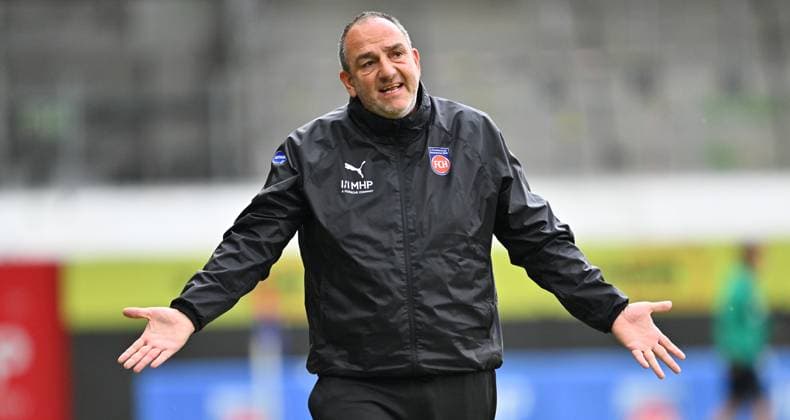 09.10.2025 - Fussball - Saison 2025 2026 - Testspiel Freundschaftsspiel Vorbereitungsspiel : 1. FC Heidenheim FCH - SpVgg Greuther Fürth ( Kleeblatt ) - - xwoxzix - Frank Schmidt (Trainer 1. FC Heidenheim FCH ) gestikuliert Geste - sauer unzufrieden