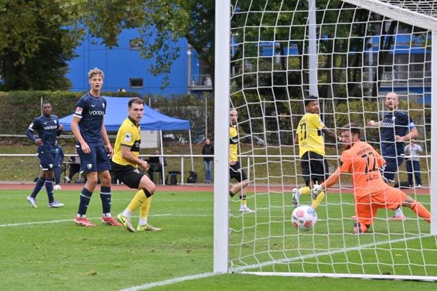 Philipp Hofmann (VfL Bochum), hinten rechts, erzielt das Tor zum 1:1 09.10.2025, Fussball 2. Bundesliga, Saison 2025 2026, Testspiel, VfL Bochum - Alemannia Aachen Bochum Nordrhein Westfalen Deutschland
