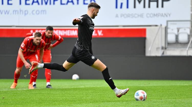 09.10.2025 - Fussball - Saison 2025 2026 - Testspiel Freundschaftsspiel Vorbereitungsspiel : 1. FC Heidenheim FCH - SpVgg Greuther Fürth ( Kleeblatt ) - - xwoxzix - Felix Higl (18, SpVgg Greuther Fürth ) vergibt Elfmeter Strafstoß