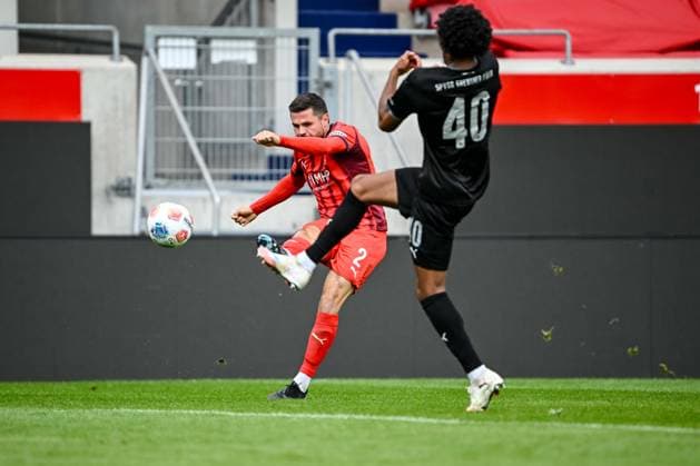 Heidenheim, Deutschland, 09.10.25: Marnon Busch (1. FC Heidenheim 1846) und David Abrangao (SpVgg Greuther Fürth) im Zweikampf waehrend des Freundschaftsspiel zwischen dem 1.FC Heidenheim vs SpVgg Greuther Fürth im Voith Arena am 09. Oktober 2025 in Heidenheim, Deutschland. (Foto von Harry Langer DeFodi Images) Voth Arena, Germany, 09.10.25: Marnon Busch (1. FC Heidenheim 1846) und David Abrangao (SpVgg Greuther Fürth) battle for the ball during the Friendly match between 1.FC Heidenheim vs SpVgg Greuther Fürth at Heidenheim on October 9, 2025 in Voth Arena, Germany. (Photo by Harry Langer DeFodi Images) DFB DFL REGULATIONS PROHIBIT ANY USE OF PHOTOGRAPHS AS IMAGE SEQUENCES AND OR QUASI-VIDEO. (Photo by Harry Langer DeFodi Images) DFB DFL REGULATIONS PROHIBIT ANY USE OF PHOTOGRAPHS AS IMAGE SEQUENCES AND OR QUASI-VIDEO. Heidenheim, Germany, 09 10 25 Marnon Busch 1 FC Heidenheim 1846 and David Abrangao SpVgg Greuther Fürth in a duel during the friendly match between 1 FC Heidenheim vs SpVgg Greuther Fürth at Voith Arena on October 09, 2025 in Heidenheim, Germany Photo by Harry Langer DeFodi Images Voth Arena, Germany, 09 10 25 Marnon Busch 1 FC Heidenheim 1846 and David Abrangao SpVgg Greuther Fürth battle for the ball during the Friendly match between 1 FC Heidenheim vs SpVgg Greuther Fürth at Heidenheim on October 9, 2025 in Voth Arena, Germany Photo by Harry Langer DeFodi Images DFB DFL REGULATIONS PROHIBIT ANY USE OF PHOTOGRAPHS AS IMAGE SEQUENCES AND OR QUASI VIDEO Photo by Harry Langer DeFodi Images DFB DFL REGULATIONS PROHIBIT ANY USE OF PHOTOGRAPHS AS IMAGE SEQUENCES AND OR QUASI VIDEO