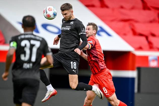 Heidenheim, Deutschland, 09.10.25: Julian Green (SpVgg Greuther Fürth), Felix Higl (SpVgg Greuther Fürth) und Patrick Mainka (1. FC Heidenheim 1846) im Zweikampf waehrend des Freundschaftsspiel zwischen dem 1.FC Heidenheim vs SpVgg Greuther Fürth im Voith Arena am 09. Oktober 2025 in Heidenheim, Deutschland. (Foto von Harry Langer DeFodi Images) Voth Arena, Germany, 09.10.25: Julian Green (SpVgg Greuther Fürth), Felix Higl (SpVgg Greuther Fürth) und Patrick Mainka (1. FC Heidenheim 1846) battle for the ball during the Friendly match between 1.FC Heidenheim vs SpVgg Greuther Fürth at Heidenheim on October 9, 2025 in Voth Arena, Germany. (Photo by Harry Langer DeFodi Images) DFB DFL REGULATIONS PROHIBIT ANY USE OF PHOTOGRAPHS AS IMAGE SEQUENCES AND OR QUASI-VIDEO. (Photo by Harry Langer DeFodi Images) DFB DFL REGULATIONS PROHIBIT ANY USE OF PHOTOGRAPHS AS IMAGE SEQUENCES AND OR QUASI-VIDEO. Heidenheim, Germany, 09 10 25 Julian Green SpVgg Greuther Fürth , Felix Higl SpVgg Greuther Fürth and Patrick Mainka 1 FC Heidenheim 1846 in a duel during the friendly match between 1 FC Heidenheim vs SpVgg Greuther Fürth at Voith Arena on October 09 2025 in Heidenheim, Germany Photo by Harry Langer DeFodi Images Voth Arena, Germany, 09 10 25 Julian Green SpVgg Greuther Fürth , Felix Higl SpVgg Greuther Fürth and Patrick Mainka 1 FC Heidenheim 1846 battle for the ball during the Friendly match between 1 FC Heidenheim vs SpVgg Greuther Fürth at Heidenheim on October 9, 2025 in Voth Arena, Germany Photo by Harry Langer DeFodi Images DFB DFL REGULATIONS PROHIBIT ANY USE OF PHOTOGRAPHS AS IMAGE SEQUENCES AND OR QUASI VIDEO Photo by Harry Langer DeFodi Images DFB DFL REGULATIONS PROHIBIT ANY USE OF PHOTOGRAPHS AS IMAGE SEQUENCES AND OR QUASI VIDEO