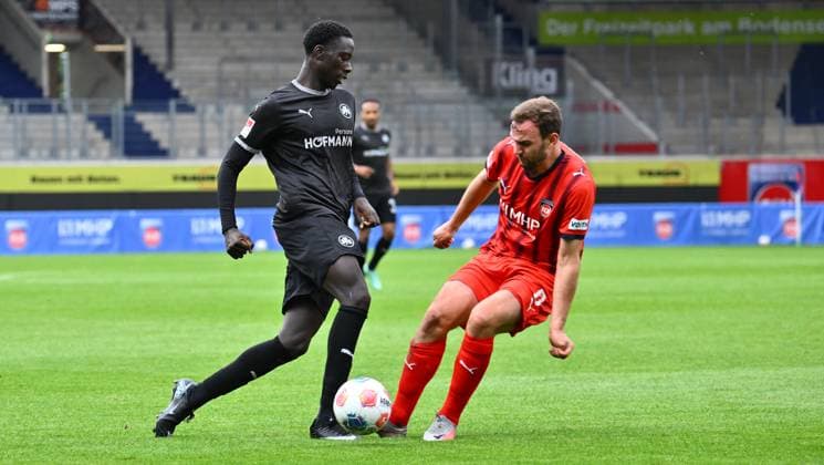 09.10.2025 - Fussball - Saison 2025 2026 - Testspiel Freundschaftsspiel Vorbereitungsspiel : 1. FC Heidenheim FCH - SpVgg Greuther Fürth ( Kleeblatt ) - - xwoxzix - Omar Sillah (42, SpVgg Greuther Fürth ) Benedikt Gimber (5, 1. FC Heidenheim FCH )
