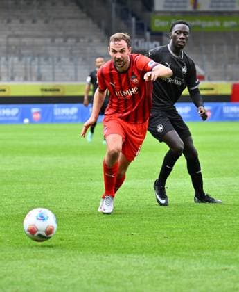 09.10.2025 - Fussball - Saison 2025 2026 - Testspiel Freundschaftsspiel Vorbereitungsspiel : 1. FC Heidenheim FCH - SpVgg Greuther Fürth ( Kleeblatt ) - - xwoxzix - Benedikt Gimber (5, 1. FC Heidenheim FCH ) Omar Sillah (42, SpVgg Greuther Fürth )