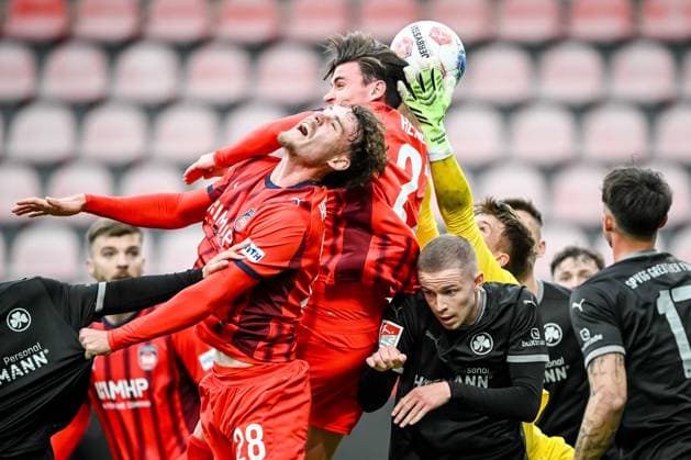 Heidenheim, Deutschland, 09.10.25: Adam Kölle (1. FC Heidenheim 1846), Thomas Keller (1. FC Heidenheim 1846), Torwart Sebastian Jung (SpVgg Greuther Fürth), Brynjar Bjarnason (SpVgg Greuther Fürth) und Noah König (SpVgg Greuther Fürth) im Zweikampf waehrend des Freundschaftsspiel zwischen dem 1.FC Heidenheim vs SpVgg Greuther Fürth im Voith Arena am 09. Oktober 2025 in Heidenheim, Deutschland. (Foto von Harry Langer DeFodi Images) Voth Arena, Germany, 09.10.25: Adam Kölle (1. FC Heidenheim 1846), Thomas Keller (1. FC Heidenheim 1846), Torwart Sebastian Jung (SpVgg Greuther Fürth), Brynjar Bjarnason (SpVgg Greuther Fürth) und Noah König (SpVgg Greuther Fürth) battle for the ball during the Friendly match between 1.FC Heidenheim vs SpVgg Greuther Fürth at Heidenheim on October 9, 2025 in Voth Arena, Germany. (Photo by Harry Langer DeFodi Images) DFB DFL REGULATIONS PROHIBIT ANY USE OF PHOTOGRAPHS AS IMAGE SEQUENCES AND OR QUASI-VIDEO. (Photo by Harry Langer DeFodi Images) DFB DFL REGULATIONS PROHIBIT ANY USE OF PHOTOGRAPHS AS IMAGE SEQUENCES AND OR QUASI-VIDEO. Heidenheim, Germany, 09 10 25 Adam Kölle 1 FC Heidenheim 1846 , Thomas Keller 1 FC Heidenheim 1846 , goalkeeper Sebastian Jung SpVgg Greuther Fürth , Brynjar Bjarnason SpVgg Greuther Fürth and Noah König SpVgg Greuther Fürth in a duel during the friendly match between 1 FC Heidenheim vs SpVgg Greuther Fürth at Voith Arena on October 09, 2025 in Heidenheim, Germany Photo by Harry Langer DeFodi Images Voth Arena, Germany, 09 10 25 Adam Kölle 1 FC Heidenheim 1846 , Thomas Keller 1 FC Heidenheim 1846 , Goalkeeper Sebastian Jung SpVgg Greuther Fürth , Brynjar Bjarnason SpVgg Greuther Fürth and Noah König SpVgg Greuther Fürth battle for the ball during the Friendly match between 1 FC Heidenheim vs SpVgg Greuther Fürth at Heidenheim on October 9, 2025 in Voth Arena, Germany Photo by Harry Langer DeFodi Images DFB DFL REGULATIONS PROHIBIT ANY USE OF PHOTOGRAPHS AS IMAGE SEQUENCES AND OR QUASI VIDEO Photo by Harry Langer DeFodi Images DFB DFL REGULATIONS PROHIBIT ANY USE OF PHOTOGRAPHS AS IMAGE SEQUENCES AND OR QUASI VIDEO