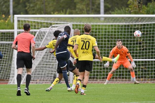 Ibrahim Sissoko (VfL Bochum), mi., erzielt mit diesem Schuss das Tor zum 3:1 09.10.2025, Fussball 2. Bundesliga, Saison 2025 2026, Testspiel, VfL Bochum - Alemannia Aachen Bochum Nordrhein Westfalen Deutschland