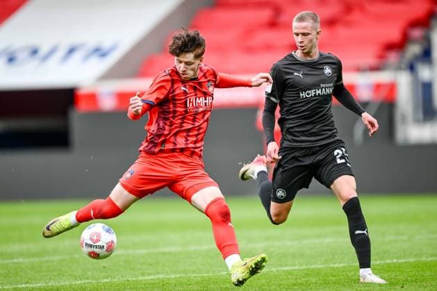Heidenheim, Deutschland, 09.10.25: Jarne Lang (1. FC Heidenheim 1846) und Brynjar Bjarnason (SpVgg Greuther Fürth) im Zweikampf waehrend des Freundschaftsspiel zwischen dem 1.FC Heidenheim vs SpVgg Greuther Fürth im Voith Arena am 09. Oktober 2025 in Heidenheim, Deutschland. (Foto von Harry Langer DeFodi Images) Voth Arena, Germany, 09.10.25: Jarne Lang (1. FC Heidenheim 1846) und Brynjar Bjarnason (SpVgg Greuther Fürth) battle for the ball during the Friendly match between 1.FC Heidenheim vs SpVgg Greuther Fürth at Heidenheim on October 9, 2025 in Voth Arena, Germany. (Photo by Harry Langer DeFodi Images) DFB DFL REGULATIONS PROHIBIT ANY USE OF PHOTOGRAPHS AS IMAGE SEQUENCES AND OR QUASI-VIDEO. (Photo by Harry Langer DeFodi Images) DFB DFL REGULATIONS PROHIBIT ANY USE OF PHOTOGRAPHS AS IMAGE SEQUENCES AND OR QUASI-VIDEO. Heidenheim, Germany, 09 10 25 Jarne Lang 1 FC Heidenheim 1846 and Brynjar Bjarnason SpVgg Greuther Fürth in a duel during the friendly match between 1 FC Heidenheim vs SpVgg Greuther Fürth at Voith Arena on October 09, 2025 in Heidenheim, Germany Photo by Harry Langer DeFodi Images Voth Arena, Germany, 09 10 25 Jarne Lang 1 FC Heidenheim 1846 and Brynjar Bjarnason SpVgg Greuther Fürth battle for the ball during the Friendly match between 1 FC Heidenheim vs SpVgg Greuther Fürth at Heidenheim on October 9, 2025 in Voth Arena, Germany Photo by Harry Langer DeFodi Images DFB DFL REGULATIONS PROHIBIT ANY USE OF PHOTOGRAPHS AS IMAGE SEQUENCES AND OR QUASI VIDEO Photo by Harry Langer DeFodi Images DFB DFL REGULATIONS PROHIBIT ANY USE OF PHOTOGRAPHS AS IMAGE SEQUENCES AND OR QUASI VIDEO