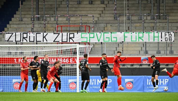 09.10.2025 - Fussball - Saison 2025 2026 - Testspiel Freundschaftsspiel Vorbereitungsspiel : 1. FC Heidenheim FCH - SpVgg Greuther Fürth ( Kleeblatt ) - - xwoxzix - Spruchband Banner ZURÜCK ZUR SPVGG FÜRTH !