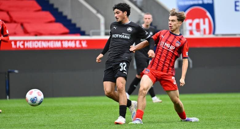 09.10.2025 - Fussball - Saison 2025 2026 - Testspiel Freundschaftsspiel Vorbereitungsspiel : 1. FC Heidenheim FCH - SpVgg Greuther Fürth ( Kleeblatt ) - - xwoxzix - Mehmet Avlayici (32, SpVgg Greuther Fürth ) Paul Tschernuth (34, 1. FC Heidenheim FCH )