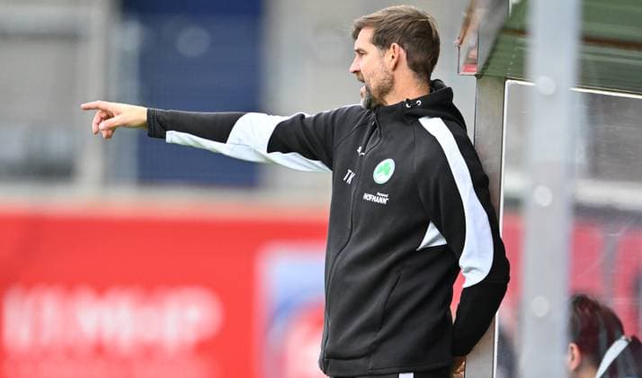 09.10.2025 - Fussball - Saison 2025 2026 - Testspiel Freundschaftsspiel Vorbereitungsspiel : 1. FC Heidenheim FCH - SpVgg Greuther Fürth ( Kleeblatt ) - - xwoxzix - Thomas Kleine ( Trainer SpVgg Greuther Fürth ) zeigt deutet ruft schreit brüllt