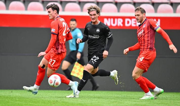 09.10.2025 - Fussball - Saison 2025 2026 - Testspiel Freundschaftsspiel Vorbereitungsspiel : 1. FC Heidenheim FCH - SpVgg Greuther Fürth ( Kleeblatt ) - - xwoxzix - Thomas Keller (27, 1. FC Heidenheim FCH ) Juan Cabrera (22, SpVgg Greuther Fürth ) Tim Siersleben (4, 1. FC Heidenheim FCH )