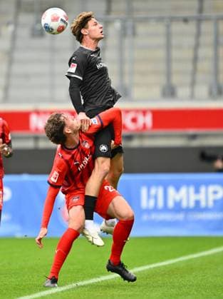 09.10.2025 - Fussball - Saison 2025 2026 - Testspiel Freundschaftsspiel Vorbereitungsspiel : 1. FC Heidenheim FCH - SpVgg Greuther Fürth ( Kleeblatt ) - - xwoxzix - Lado Akhalaia (48, SpVgg Greuther Fürth ) Adam Kölle (28, 1. FC Heidenheim FCH , unten )