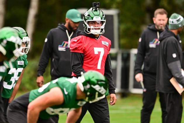 New York Jets 09 10 2025. Training Session New York Jets Quarterback Justin Fields (7) during the training session, press conference, PK, Pressekonferenz for New York Jets at the Grove Hotel, Chandler s Cross, United Kingdom on 9 October 2025. Chandler s Cross Grove Hotel Hertfordshire United Kingdom Editorial use only , Copyright: xDennisxGoodwinx PSI-23013-0024