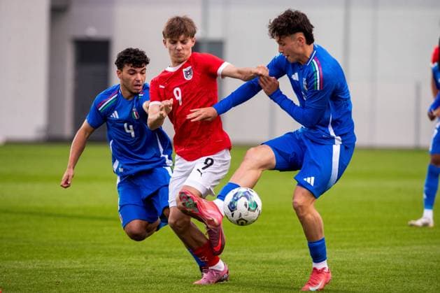 SOCCER - U17, U 17 AUT vs ITA, test match VIENNA,AUSTRIA,09.OCT.25 - SOCCER - OEFB under-17 international test match, Austria vs Italy. Image shows Vincenzo Prisco (ITA), Hasan Deshishku (AUT) and Antonio Arena (ITA).  GEPAxpictures xPhilippxBrem
