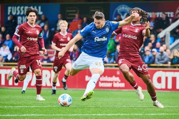 09.10.2025, Fußball, Herren, Testspiel, Freundschaftsspiel, Saison 2025 2026, Holstein Kiel - Aarhus GF Marcus Müller gegen Jonas Jensen-Abbew Kiel Holstein-Stadion, Projensdorf, T Schleswig-Holstein Deutschland