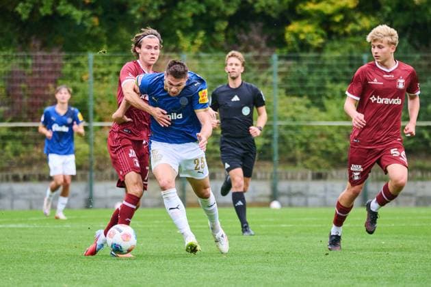 09.10.2025, Fußball, Herren, Testspiel, Freundschaftsspiel, Saison 2025 2026, Holstein Kiel - Aarhus GF Marcus Müller gegen Marcus Solbakken Kiel Holstein-Stadion, Projensdorf, T Schleswig-Holstein Deutschland