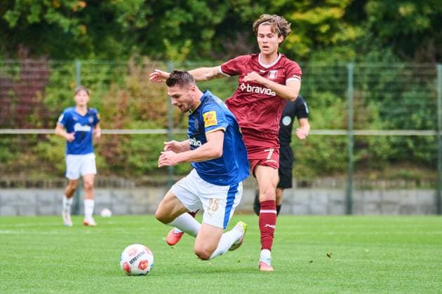 09.10.2025, Fußball, Herren, Testspiel, Freundschaftsspiel, Saison 2025 2026, Holstein Kiel - Aarhus GF Marcus Müller gegen Marcus Solbakken Kiel Holstein-Stadion, Projensdorf, T Schleswig-Holstein Deutschland