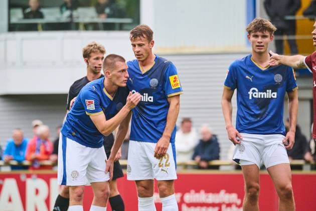 09.10.2025, Fußball, Herren, Testspiel, Freundschaftsspiel, Saison 2025 2026, Holstein Kiel - Aarhus GF Ivan Nekic mit Stefan Schwab (mitte) und Frederik Roslyng (re.) Kiel Holstein-Stadion, Projensdorf, T Schleswig-Holstein Deutschland