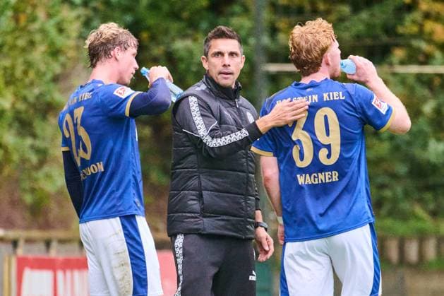 09.10.2025, Fußball, Herren, Testspiel, Freundschaftsspiel, Saison 2025 2026, Holstein Kiel - Aarhus GF Trainer Marcel Rapp (Kiel) mit Lasse Rosenboom (li.) und Robert Wagner (re.) Kiel Holstein-Stadion, Projensdorf, T Schleswig-Holstein Deutschland
