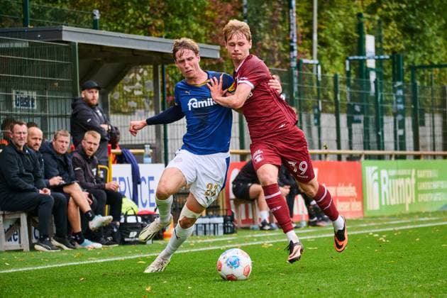 09.10.2025, Fußball, Herren, Testspiel, Freundschaftsspiel, Saison 2025 2026, Holstein Kiel - Aarhus GF Lasse Rosenboom gegen Frederik Emmery Kiel Holstein-Stadion, Projensdorf, T Schleswig-Holstein Deutschland