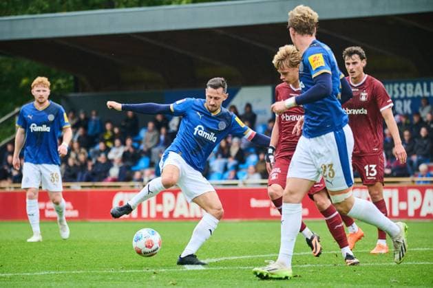 09.10.2025, Fußball, Herren, Testspiel, Freundschaftsspiel, Saison 2025 2026, Holstein Kiel - Aarhus GF Kapitän Steven Skrzybski Kiel Holstein-Stadion, Projensdorf, T Schleswig-Holstein Deutschland