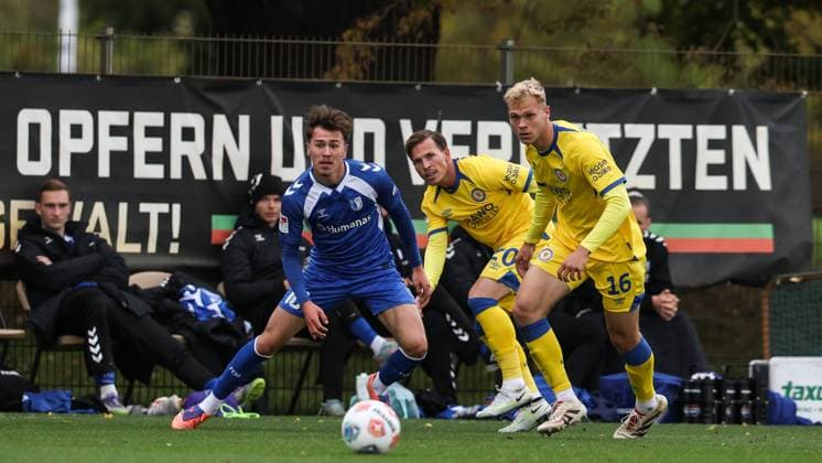 Noah Pesch (1. FC Magdeburg,10) gegen Lino Tempelmann (Eintracht Braunschweig,20) und Louis Breunig (Eintracht Braunschweig,16) - 2. Fußball Bundesliga Saison 2025-2026 Testspiel 1. FC Magdeburg vs Eintracht Braunschweig auf dem Trainingsplatz an der Avnet Arena - Aktion,Fußball,Mann,Männer,Deutschland,09.10.2025