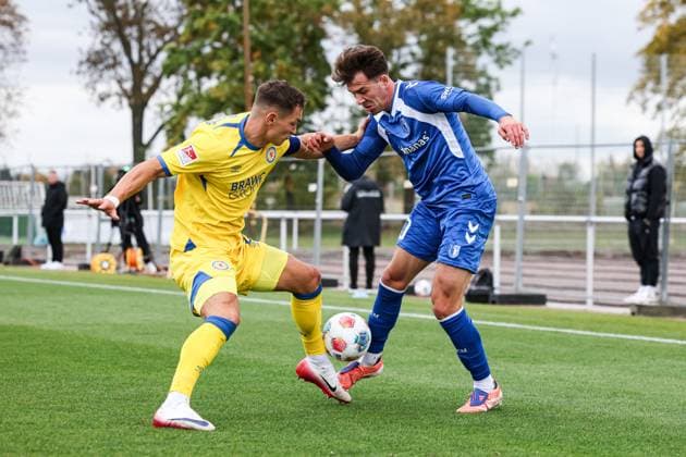 Noah Pesch (1. FC Magdeburg,10) gegen Sven Koehler Köhler (Eintracht Braunschweig,27) - 2. Fußball Bundesliga Saison 2025-2026 Testspiel 1. FC Magdeburg vs Eintracht Braunschweig auf dem Trainingsplatz an der Avnet Arena - Aktion,Fußball,Mann,Männer,Deutschland,09.10.2025