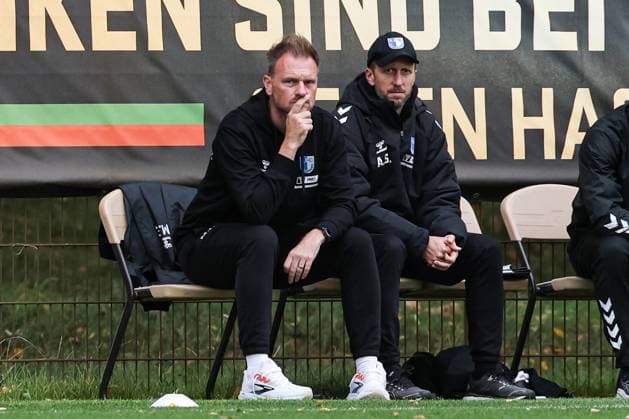 Trainer Markus Fiedler (1. FC Magdeburg) - 2. Fußball Bundesliga Saison 2025-2026 Testspiel 1. FC Magdeburg vs Eintracht Braunschweig auf dem Trainingsplatz an der Avnet Arena - Freisteller,Einzelbild,Aktion,Fußball,Mann,Männer,Deutschland,09.10.2025