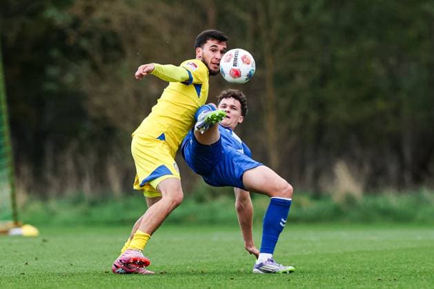 Max Geschwill (1. FC Magdeburg,28) gegen Mehmet Aydin (Eintracht Braunschweig,8) - 2. Fußball Bundesliga Saison 2025-2026 Testspiel 1. FC Magdeburg vs Eintracht Braunschweig auf dem Trainingsplatz an der Avnet Arena - Aktion,Fußball,Mann,Männer,Deutschland,09.10.2025