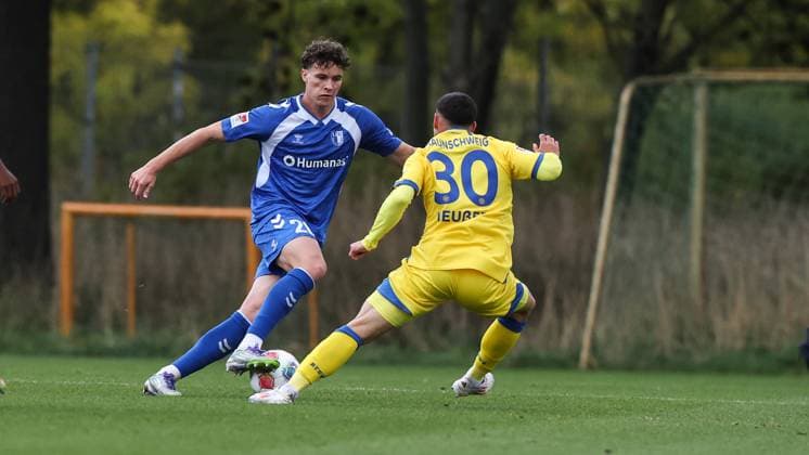 Max Geschwill (1. FC Magdeburg,28) gegen Robin Heusser Heußer (Eintracht Braunschweig,30) - 2. Fußball Bundesliga Saison 2025-2026 Testspiel 1. FC Magdeburg vs Eintracht Braunschweig auf dem Trainingsplatz an der Avnet Arena - Aktion,Fußball,Mann,Männer,Deutschland,09.10.2025