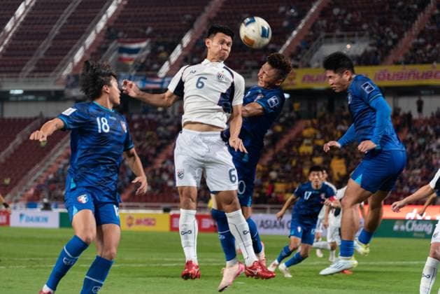 Thailand Vs Chinese Taipei in Bangkok - 09 Oct 2025 Natthapong Sayriya 6 of Thailand and Chao Wei-Chieh 18 of Chinese Taipei seen in action during the Asian Cup 2027 Qualifiers Group D Match between Thailand and Chinese Taipei at Rajamangala National stadium. Final score; Thailand 2 : 0 Chinese Taipei. Bangkok Thailand Copyright: xPeeraponxBoonyakiatx xSOPAxImagesx THvCHTP-4