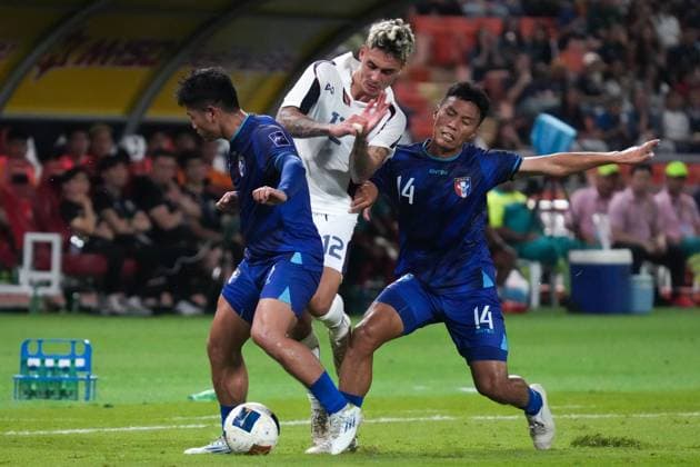 Thailand Vs Chinese Taipei in Bangkok - 09 Oct 2025 Nicholas Mickelson 12 of Thailand and Chen Chao-An 14 of Chinese Taipei seen in action during the Asian Cup 2027 Qualifiers Group D Match between Thailand and Chinese Taipei at Rajamangala National stadium. Final score; Thailand 2 : 0 Chinese Taipei. Bangkok Thailand Copyright: xPeeraponxBoonyakiatx xSOPAxImagesx THvCHTP-11