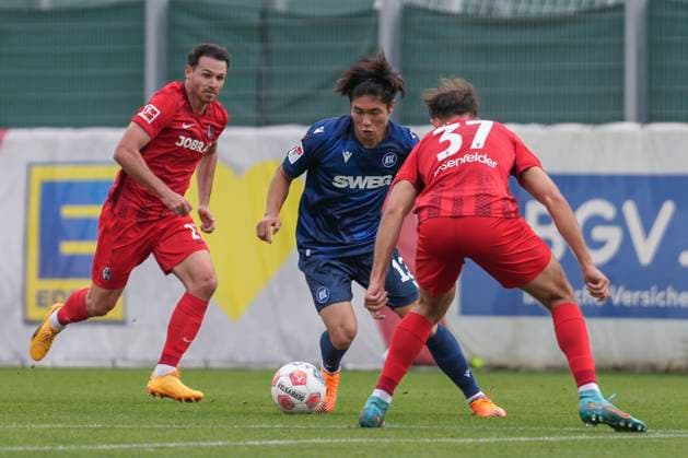Shio Fukuda (Karlsruher SC, 13) im Zweikampf mit Max Rosenfelder (SC Freiburg, 37) , Fussball, Testspiel, SC Freiburg vs. Karlsruher SC, 09.10.2025, Testspiel, Europa-Park Stadion, Freiburg, Deutschland Freiburg Europa-Park Stadion Baden-Wuerttemberg Deutschland Copyright: xArnexAmbergx
