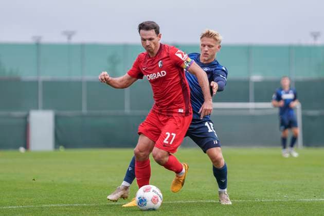 Nicolas Höfler Nicolas Hoefler (SC Freiburg, 27) im Zweikampf mit Andreas Müller Andreas Mueller (Karlsruher SC, 16) , Fussball, Testspiel, SC Freiburg vs. Karlsruher SC, 09.10.2025, Testspiel, Europa-Park Stadion, Freiburg, Deutschland Freiburg Europa-Park Stadion Baden-Wuerttemberg Deutschland Copyright: xArnexAmbergx