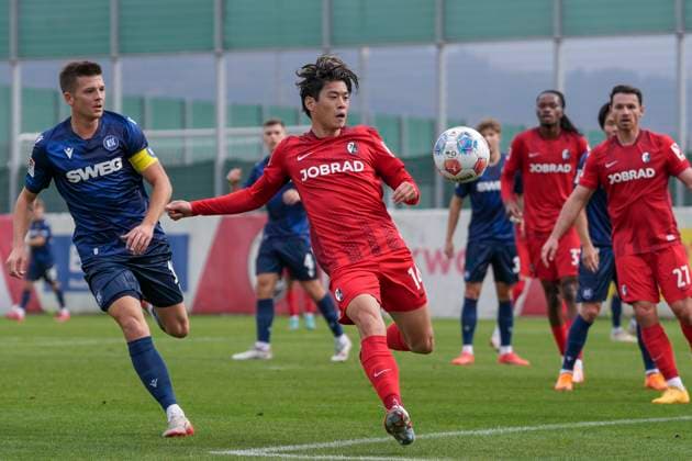 Yuito Suzuki (SC Freiburg, 14) am Ball , Fussball, Testspiel, SC Freiburg vs. Karlsruher SC, 09.10.2025, Testspiel, Europa-Park Stadion, Freiburg, Deutschland Freiburg Europa-Park Stadion Baden-Wuerttemberg Deutschland Copyright: xArnexAmbergx