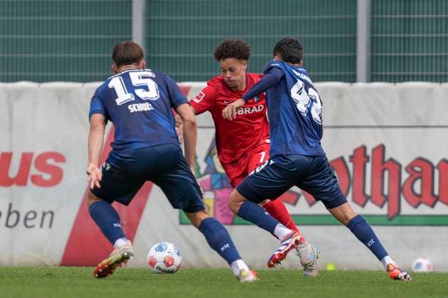 Derry Scherhant (SC Freiburg, 07) am Ball , Fussball, Testspiel, SC Freiburg vs. Karlsruher SC, 09.10.2025, Testspiel, Europa-Park Stadion, Freiburg, Deutschland Freiburg Europa-Park Stadion Baden-Wuerttemberg Deutschland Copyright: xArnexAmbergx