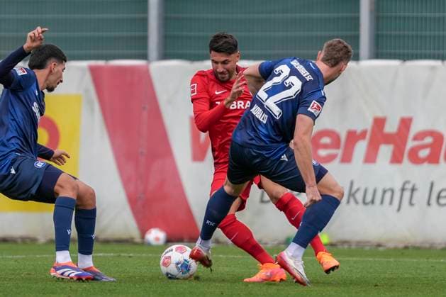 Vincenzo Grifo (SC Freiburg, 32) im Zweikampf mit Christoph Kobald (Karlsruher SC, 22) , Fussball, Testspiel, SC Freiburg vs. Karlsruher SC, 09.10.2025, Testspiel, Europa-Park Stadion, Freiburg, Deutschland Freiburg Europa-Park Stadion Baden-Wuerttemberg Deutschland Copyright: xArnexAmbergx