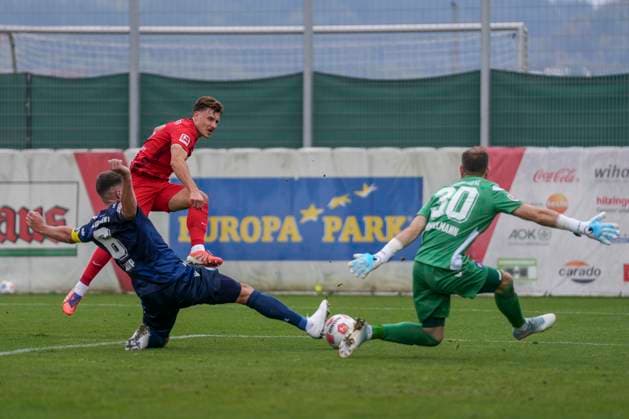 Maximilian Eggestein (SC Freiburg, 08) Abschluss, Nicolai Rapp (Karlsruher SC, 06) und Robin Himmelmann (Karlsruher SC, 30) verhindern das Tor , Fussball, Testspiel, SC Freiburg vs. Karlsruher SC, 09.10.2025, Testspiel, Europa-Park Stadion, Freiburg, Deutschland Freiburg Europa-Park Stadion Baden-Wuerttemberg Deutschland Copyright: xArnexAmbergx