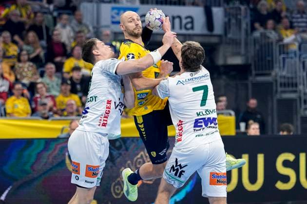 v.li.: Oskar Sunnefeldt (Göppingen, 27), Lukas Sandell (RNL, 11), Victor Klöve (Göppingen, 7), Zweikampf, Spielszene, Duell, duel, tackle, tackling, Dynamik, Action, Aktion, 09.10.2025, Mannheim (Deutschland), Handball, Bundesliga, Rhein-Neckar Löwen - Frisch Auf Göppingen