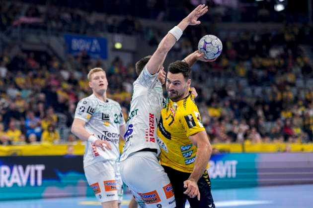 v.li.: Oskar Sunnefeldt (Göppingen, 27), Dani Baijens (RNL, 77), Zweikampf, Spielszene, Duell, duel, tackle, tackling, Dynamik, Action, Aktion, 09.10.2025, Mannheim (Deutschland), Handball, Bundesliga, Rhein-Neckar Löwen - Frisch Auf Göppingen