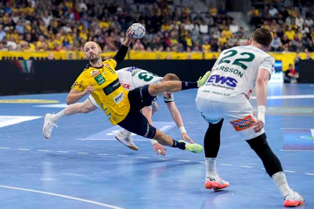 v.li.: Ymir Örn Gislason (Göppingen, 33), Lukas Sandell (RNL, 11), Erik Persson (Göppingen, 22), Zweikampf, Spielszene, Duell, duel, tackle, tackling, Dynamik, Action, Aktion, 09.10.2025, Mannheim (Deutschland), Handball, Bundesliga, Rhein-Neckar Löwen - Frisch Auf Göppingen