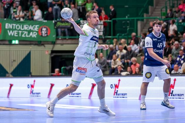09.10.2025, Handball, HBL, Bergischer HC - HSG Wetzlar, Unihalle Wuppertal: Dominik Mappes (HSG Wetzlar 07) verwandelt den Siebenmeter Nordrhein-Westfalen Deutschland
