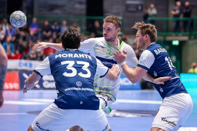 09.10.2025, Handball, HBL, Bergischer HC - HSG Wetzlar, Unihalle Wuppertal: Dominik Mappes (HSG Wetzlar 07) im Zweikampf gegen Eloy Morante Maldonado (BHC 33) und Gerdas Babarskas (BHC 14) Nordrhein-Westfalen Deutschland