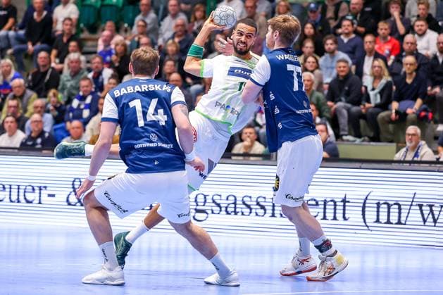 09.10.2025, Handball, HBL, Bergischer HC - HSG Wetzlar, Unihalle Wuppertal: Philipp Ahouansou (HSG Wetzlar 19) im Zweikampf gegen Gerdas Babarskas (BHC 14) und Johannes Wasielewski (BHC 77) Nordrhein-Westfalen Deutschland