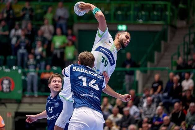 09.10.2025, Handball, HBL, Bergischer HC - HSG Wetzlar, Unihalle Wuppertal: Philipp Ahouansou (HSG Wetzlar 19) im Zweikampf gegen Gerdas Babarskas (BHC 14) Nordrhein-Westfalen Deutschland