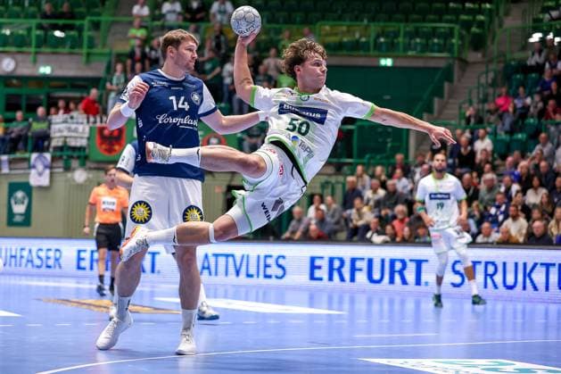 09.10.2025, Handball, HBL, Bergischer HC - HSG Wetzlar, Unihalle Wuppertal: Lion Zacharias (HSG Wetzlar 50) wirft an Gerdas Babarskas (BHC 14) vorbei auf das Tor Nordrhein-Westfalen Deutschland