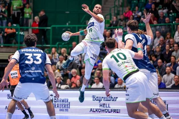 09.10.2025, Handball, HBL, Bergischer HC - HSG Wetzlar, Unihalle Wuppertal: Philipp Ahouansou (HSG Wetzlar 19) beim Wurft auf das Tor Nordrhein-Westfalen Deutschland