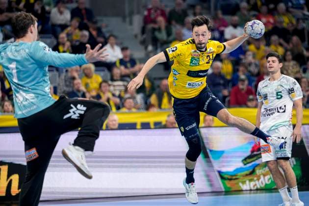 v.li.: Julian Buchele (Torwart, Göppingen, 1), Patrick Groetzki (RNL, 24), Rutger Ten Velde (Göppingen, 5), beim Sprungwurf, Wurf, Torwurf, Action, Aktion, Spielszene, 09.10.2025, Mannheim (Deutschland), Handball, Bundesliga, Rhein-Neckar Löwen - Frisch Auf Göppingen