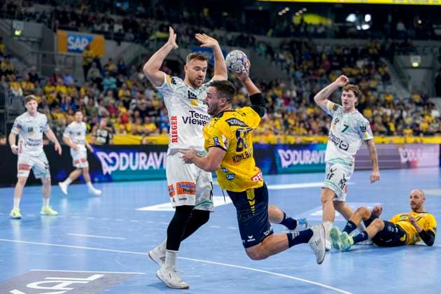 v.li.: Ludvig Jurmala Aström (Göppingen, 25), Jannik Kohlbacher (RNL, 80), Victor Klöve (Göppingen, 7), Lukas Sandell (RNL, 11), beim Sprungwurf, Wurf, Torwurf, Action, Aktion, Spielszene, 09.10.2025, Mannheim (Deutschland), Handball, Bundesliga, Rhein-Neckar Löwen - Frisch Auf Göppingen